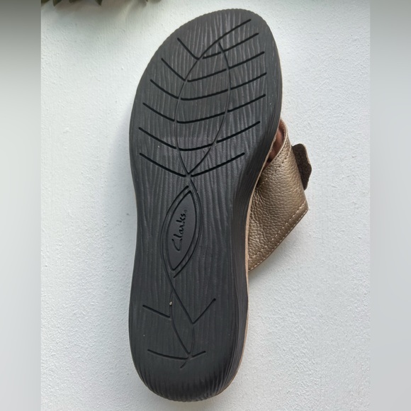 Clarks Artisan floral leather tan & bronze thong flip flop sandals size 10 - Picture 6 of 8